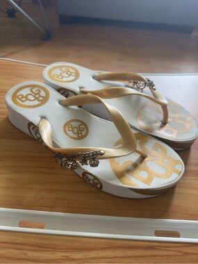 Vintage BCBGirls Fabian Wedge Flip Flops White Gold Monogram Sandal Size 8